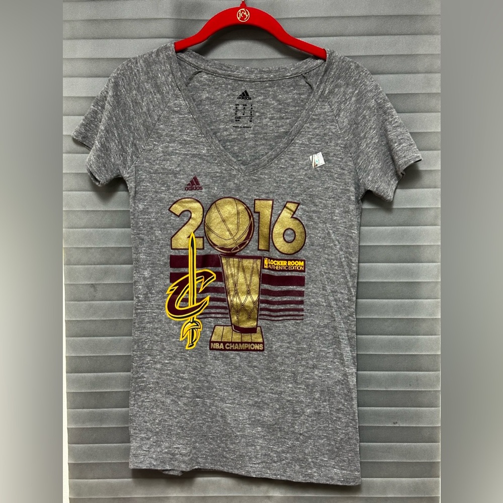 Cleveland Cavaliers Women's 2016 NBA Finals Champs Official Grey T-Shirt small